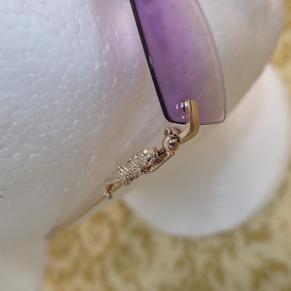 frameless sunglasses with a gold-finish metal frame and gradient purple lenses. - Picture 3 of 5